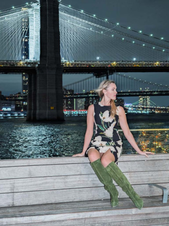 Liga Freimane with the Brooklyn Bridge